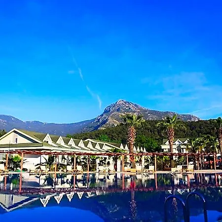 Forest Village Ξενοδοχείο 5*